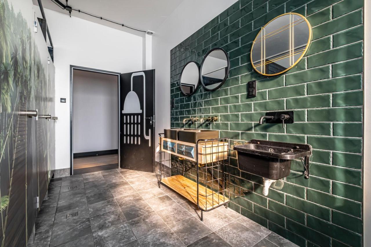 Vola Hostel ワルシャワ エクステリア 写真