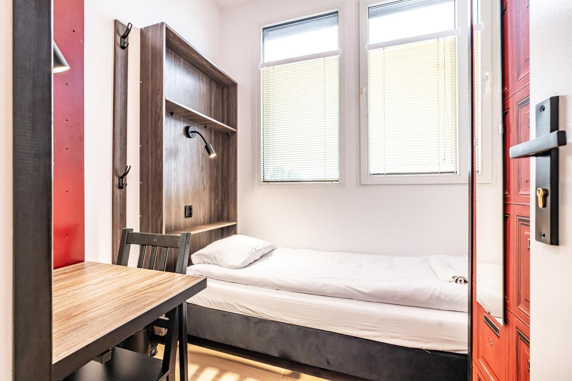 Vola Hostel ワルシャワ エクステリア 写真