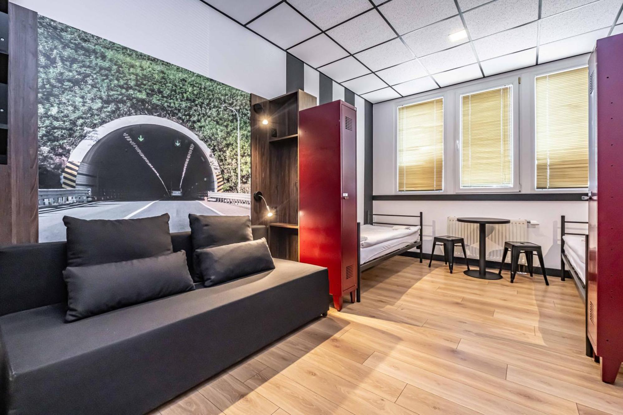 Vola Hostel ワルシャワ エクステリア 写真