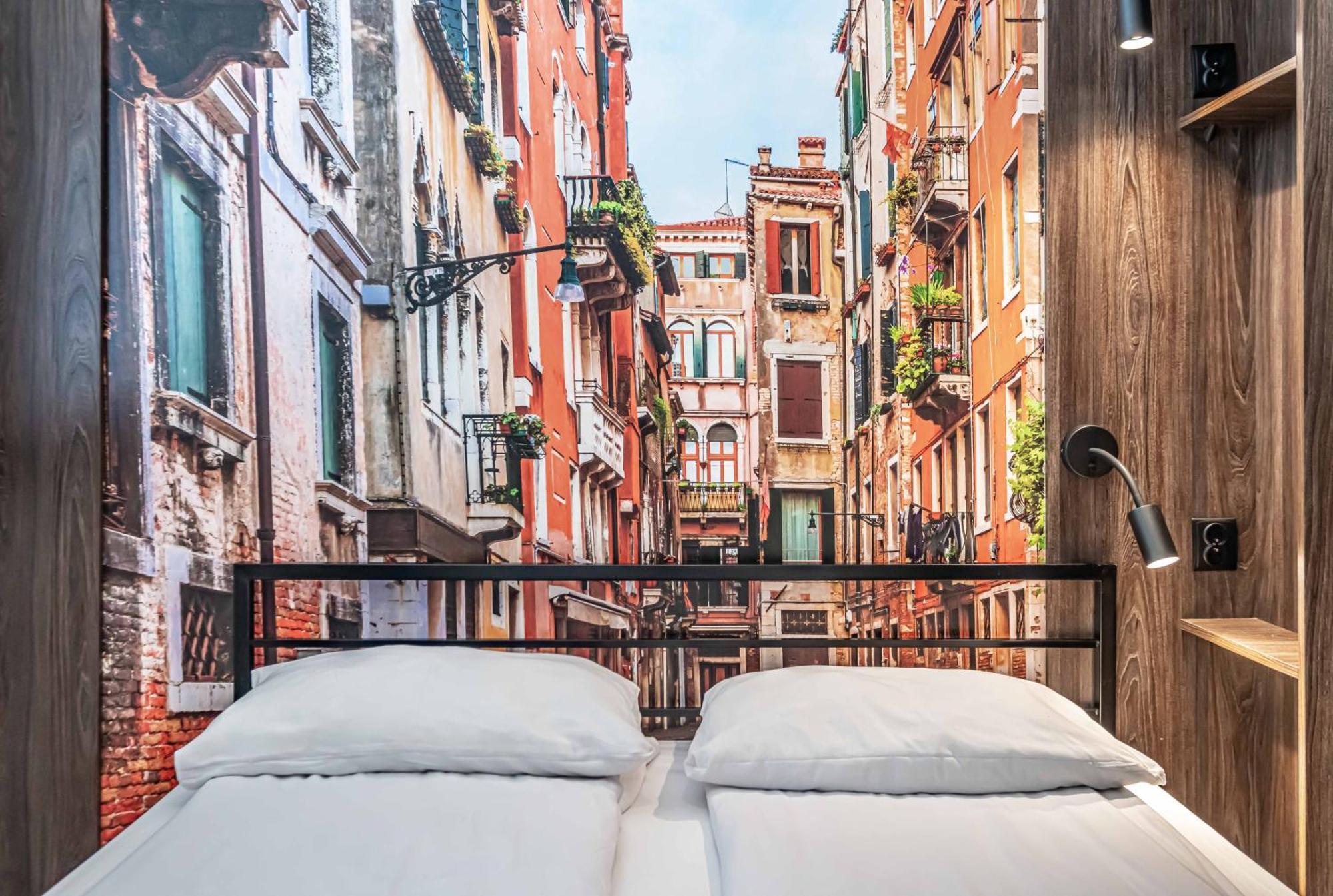 Vola Hostel ワルシャワ エクステリア 写真