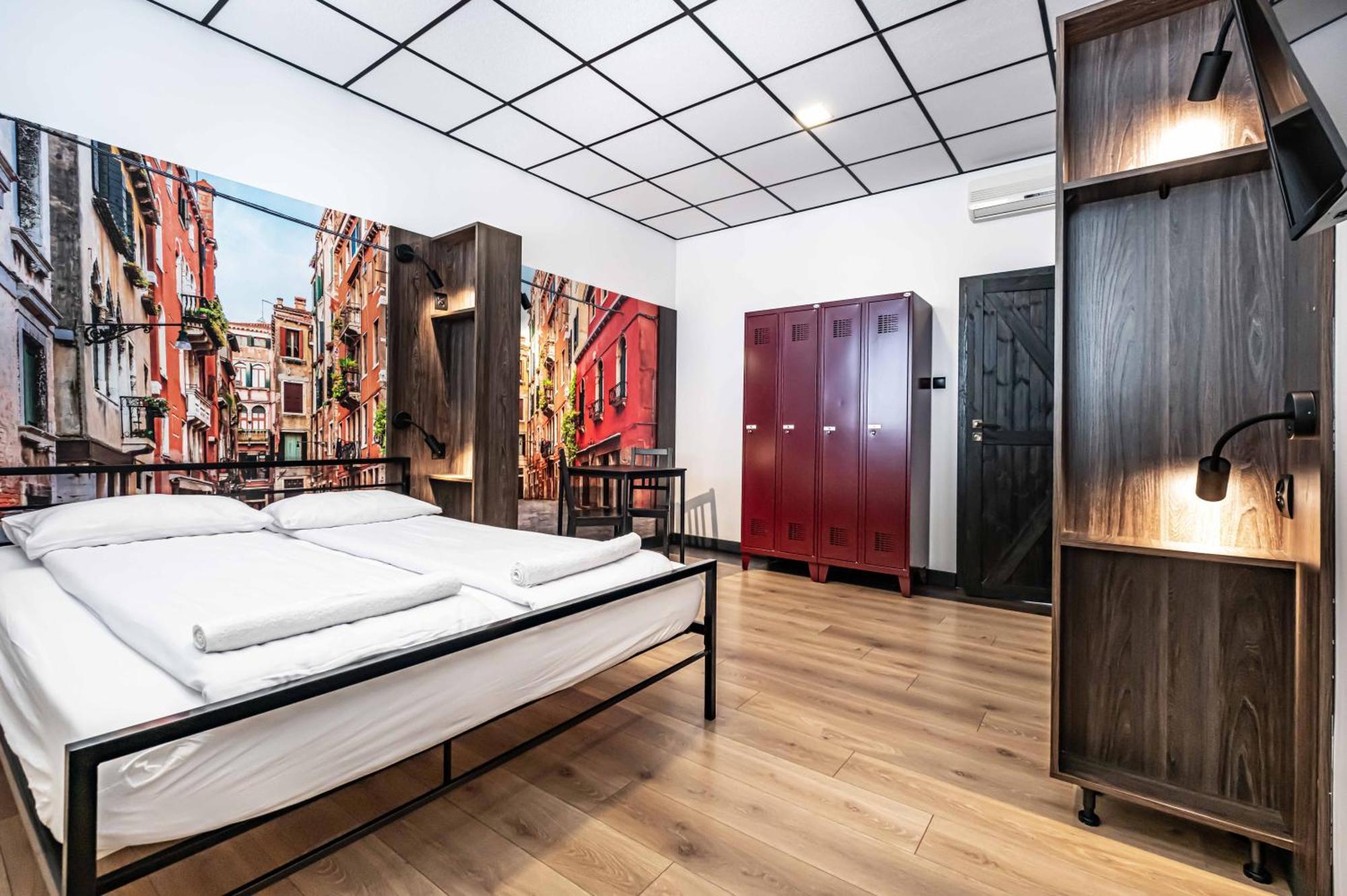 Vola Hostel ワルシャワ エクステリア 写真