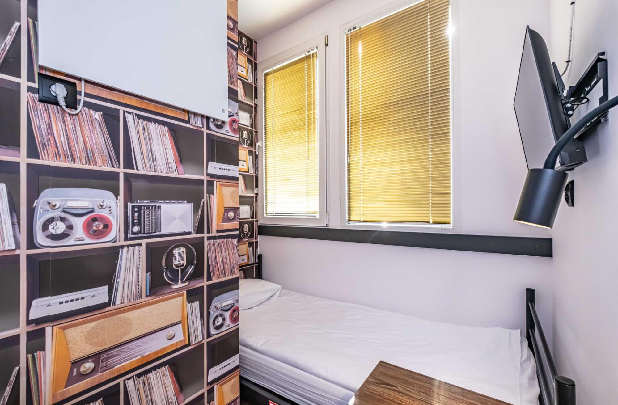 Vola Hostel ワルシャワ エクステリア 写真
