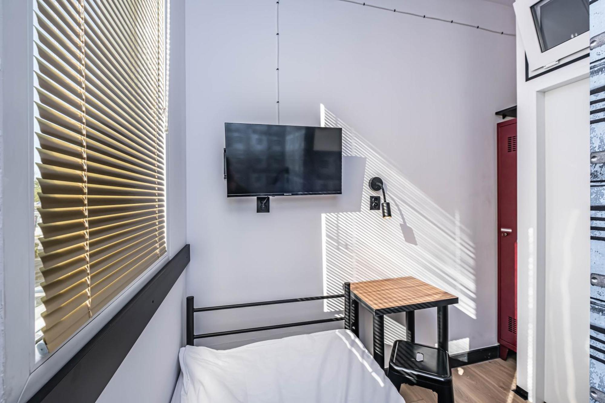 Vola Hostel ワルシャワ エクステリア 写真