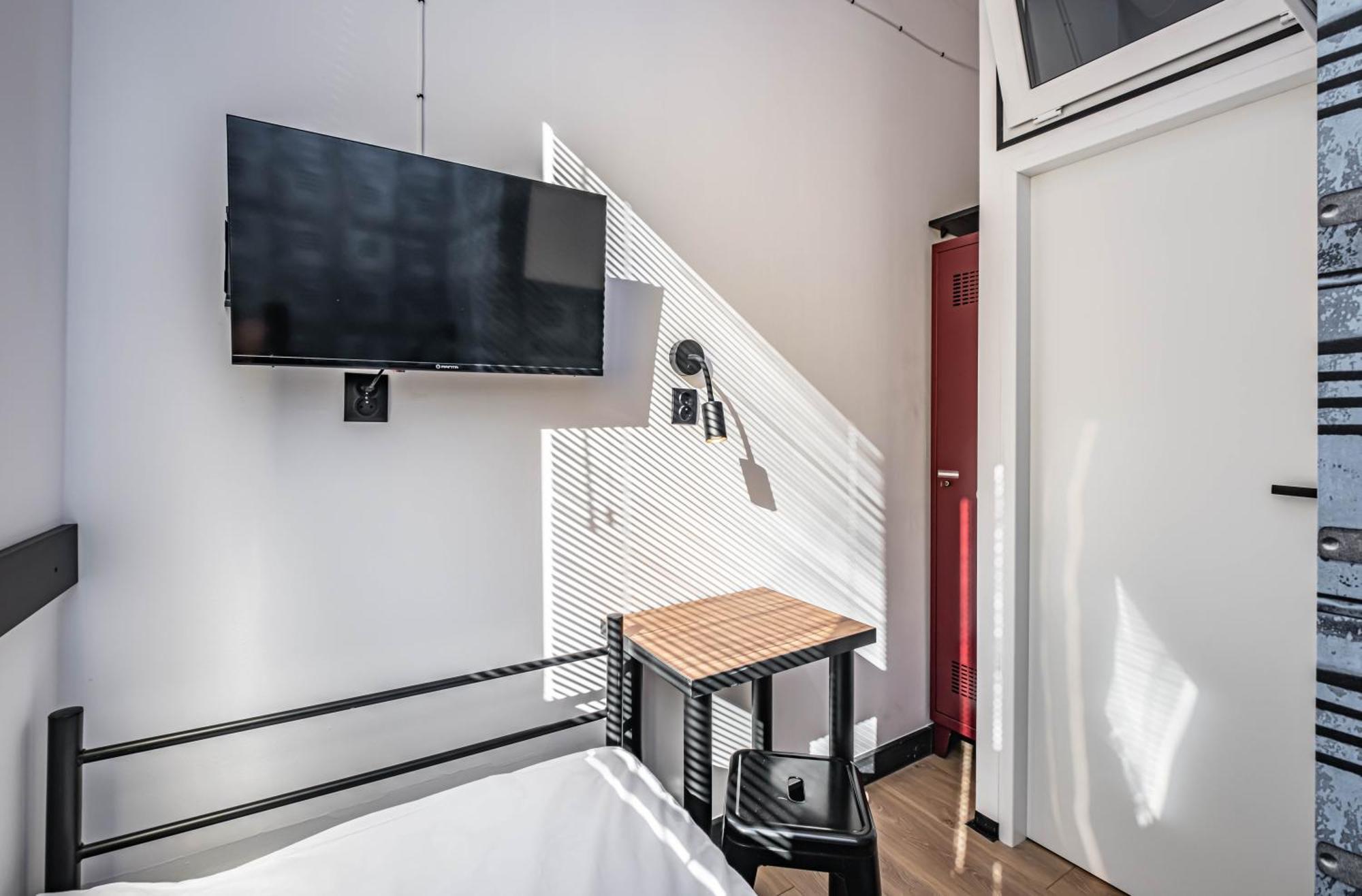 Vola Hostel ワルシャワ エクステリア 写真