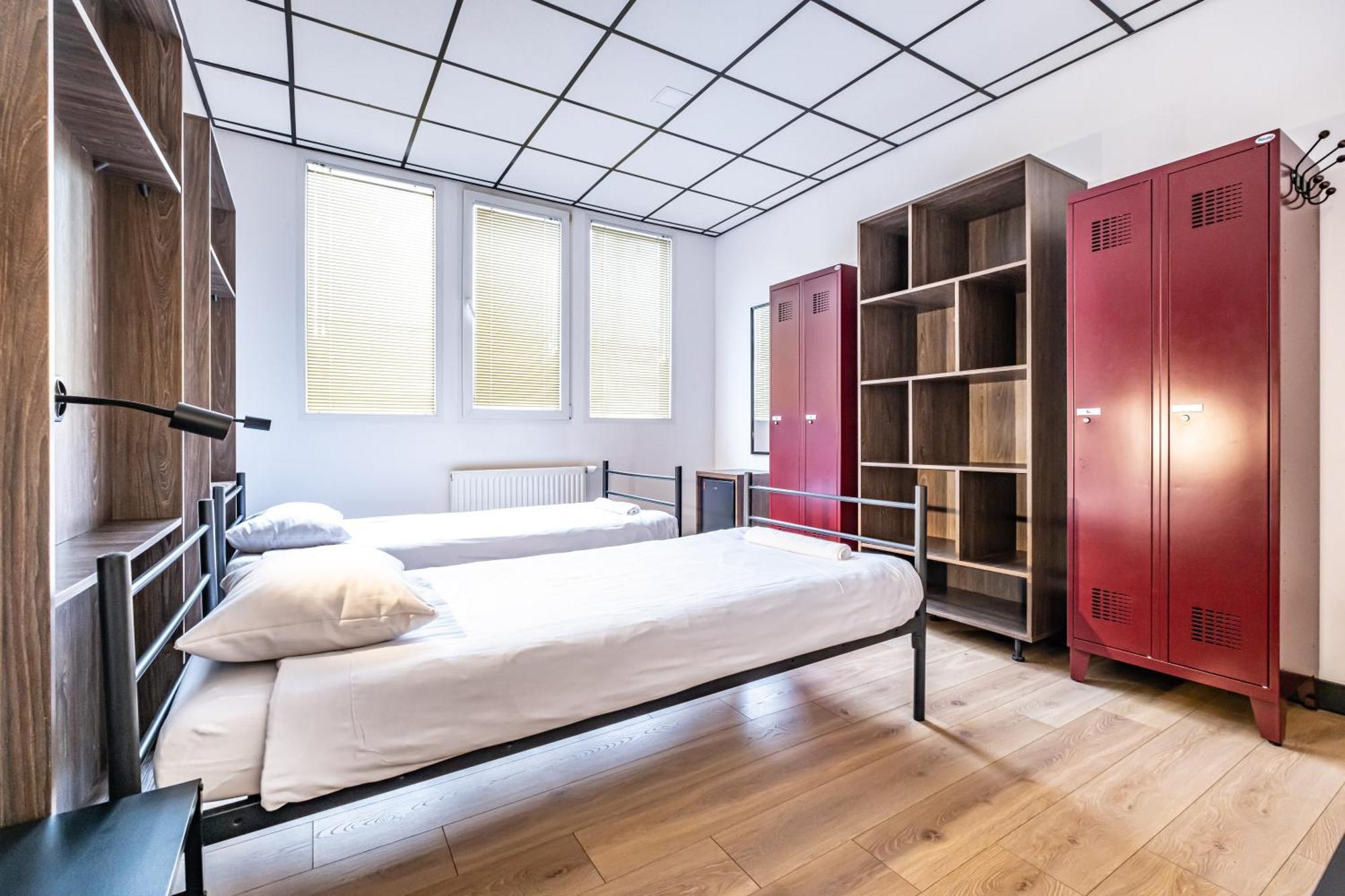 Vola Hostel ワルシャワ エクステリア 写真